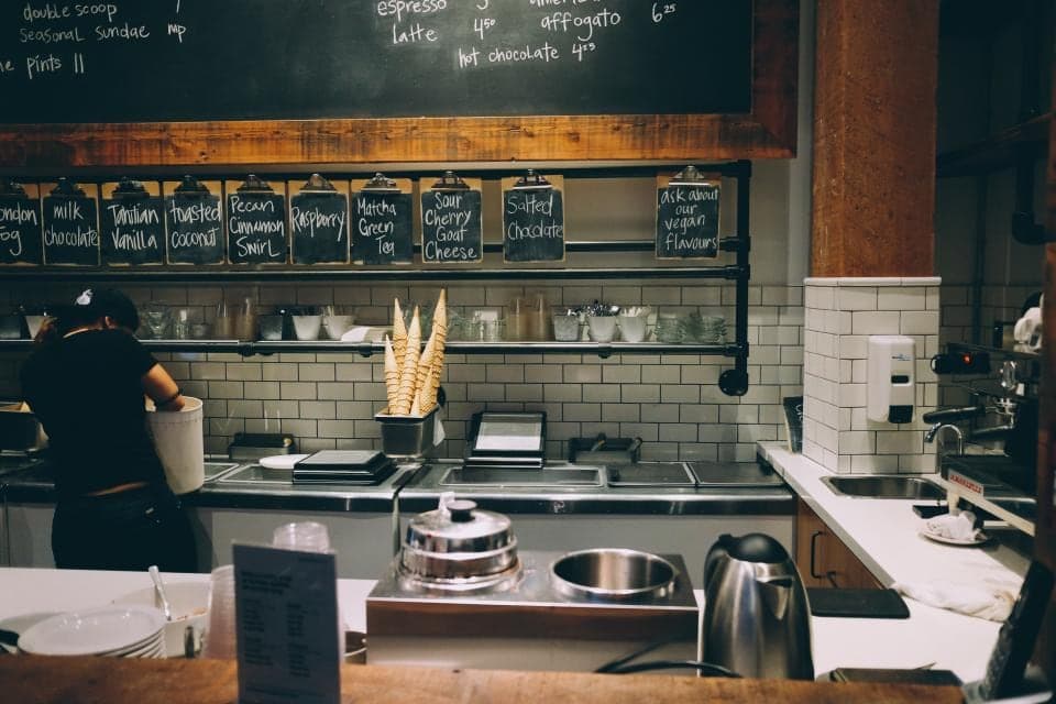 Cozinha de um estabelecimento comercial com balcão e equipamentos