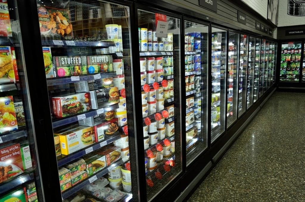 Freezers verticais com portas de vidro em um estabelecimento comercial