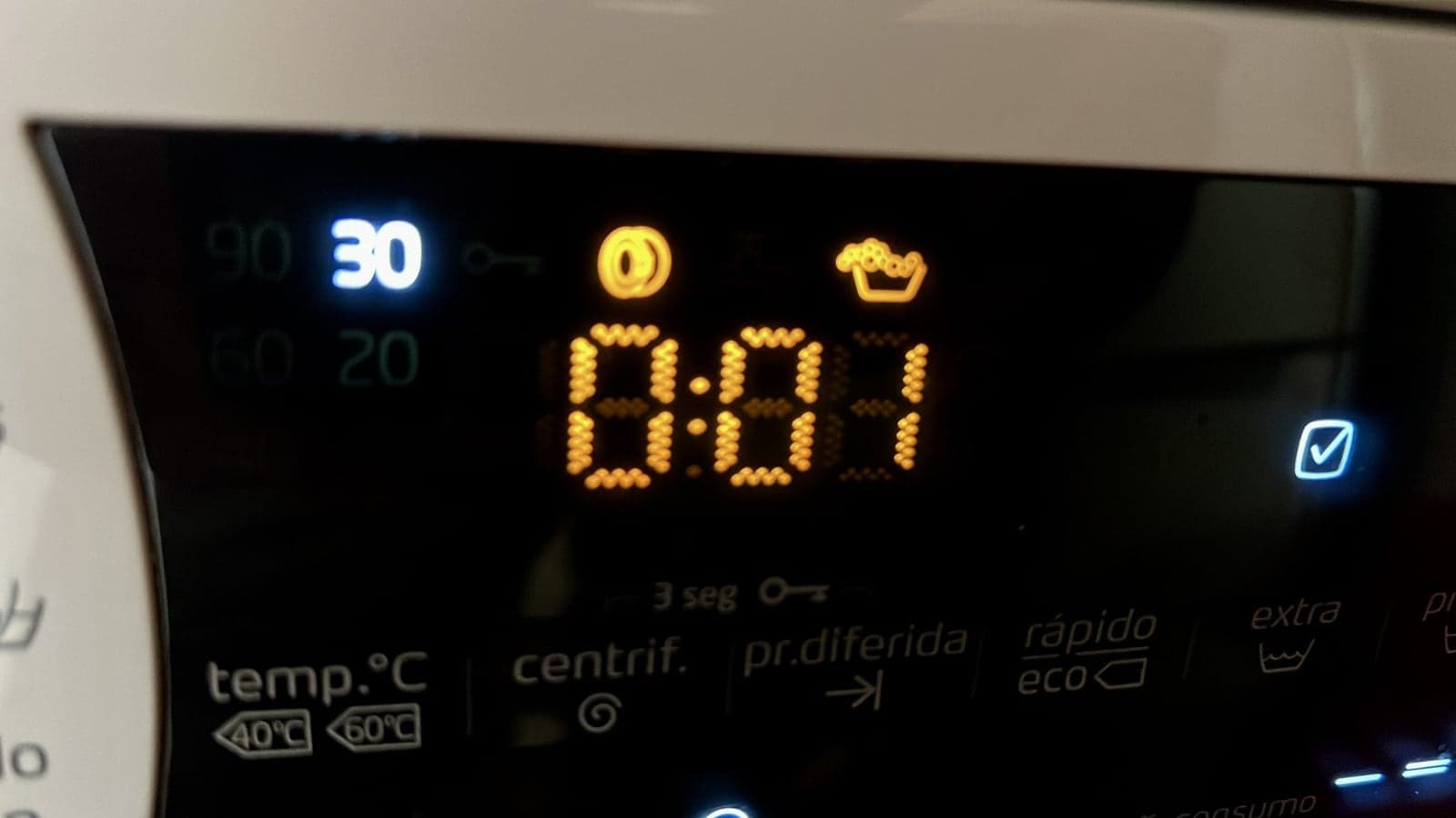 Painel digital de lavadora mostrando o tempo restante do ciclo