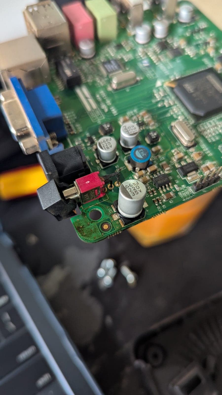 Placa eletrônica com componentes em close
